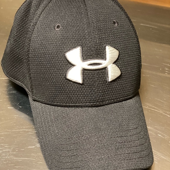Under Armour hat - Picture 6 of 9